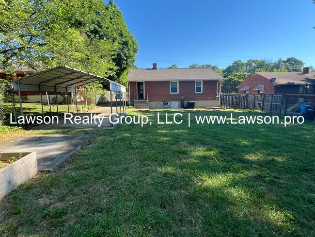 Building Photo - Three Bedroom Home - Convenient Location!