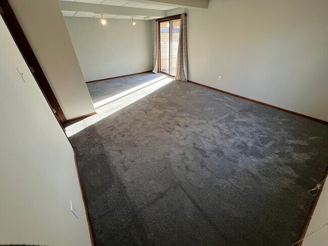 Building Photo - 5 Golden Oak Dr