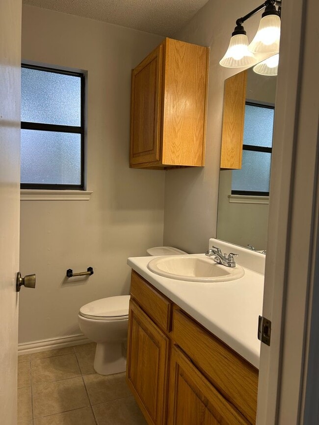 Building Photo - Beautiful 3 Bedroom, 2.5 Bathroom Townhome...