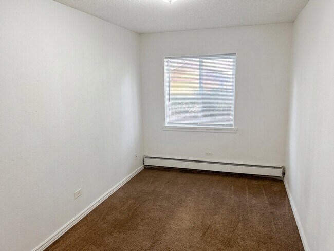 Building Photo - 707 W 96th Ave