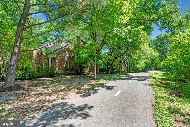 Building Photo - 2540 S Walter Reed Dr