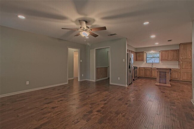 Building Photo - 1102 Fowzer St