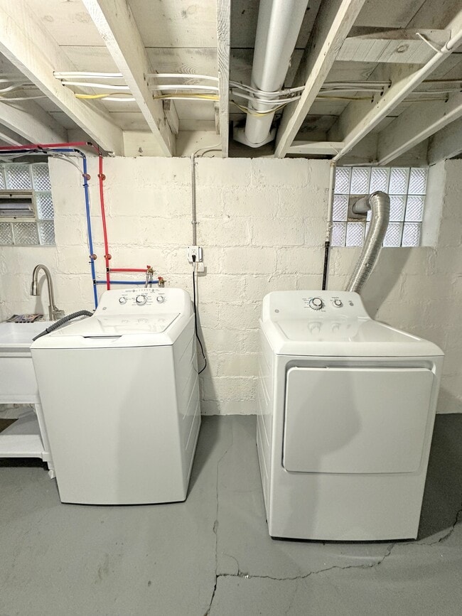 Building Photo - 1337 Methyl St