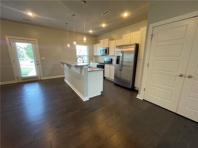Building Photo - 3915 SW Peachwood Dr