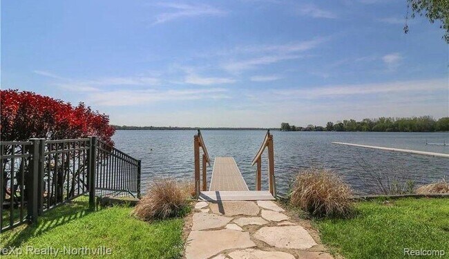 Building Photo - 212 S Pontiac Trail