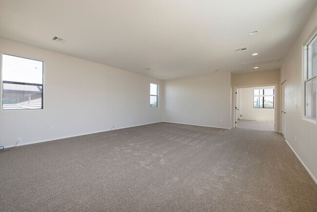 Building Photo - GATED NW HOME - 4 BEDROOMS W/ 1 BED AND BA...