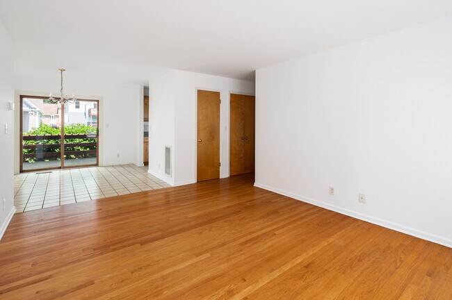 Building Photo - 44 Pleasant St