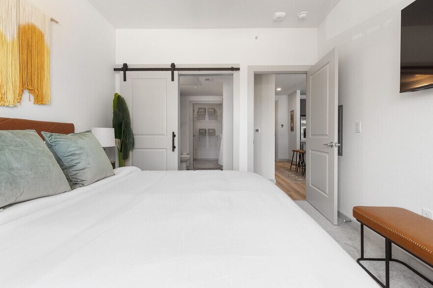 Building Photo - 1301 Leah Ave