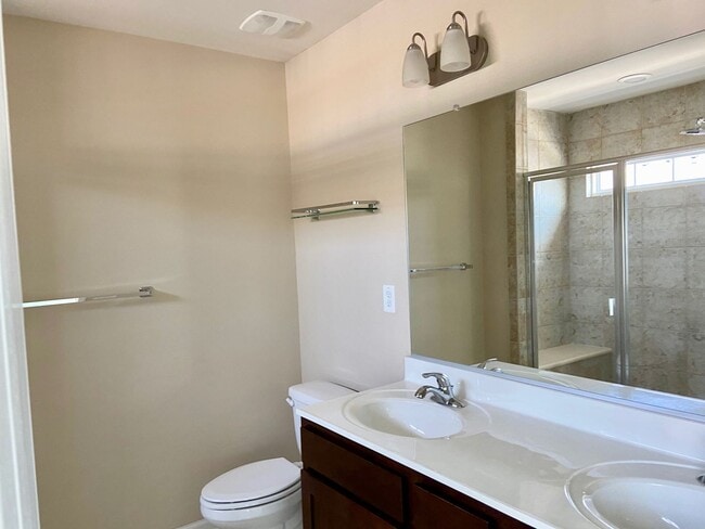 Building Photo - 4BD/3.5BA Gorgeous End Unit Townhouse with...