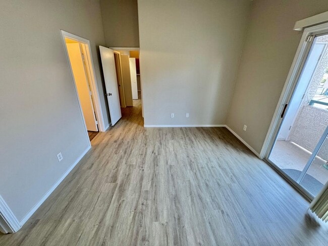 Building Photo - STUNNING 2 BEDROOM / 2 FULL BATH CONDO UNI...