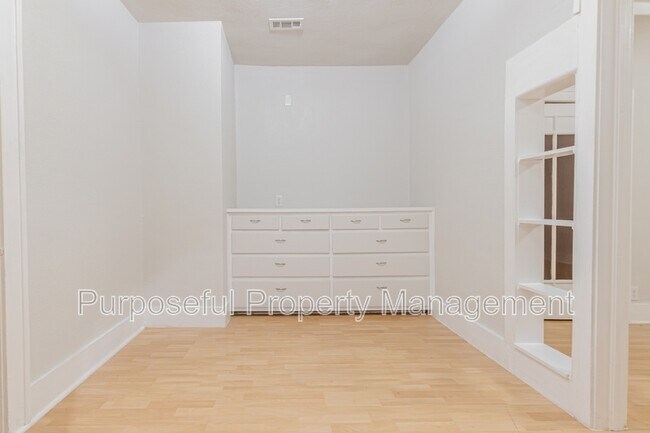 Building Photo - 1420 NW 22nd St