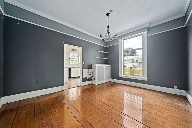 Building Photo - 391 Elm St