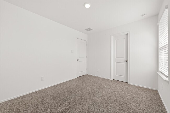 Building Photo - 40603 Pine Spruce Ln