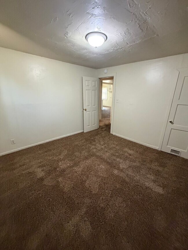 Building Photo - 2 bedroom 1 bath