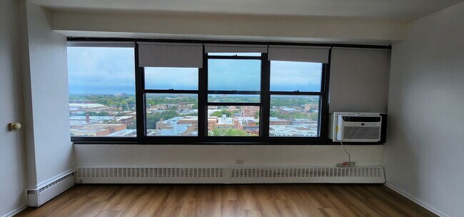 Building Photo - 6030 N Sheridan Rd