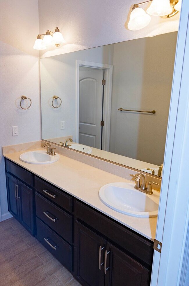 Building Photo - Great Townhome For Rent!