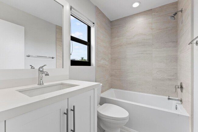 Building Photo - 1121 Bel Air Dr
