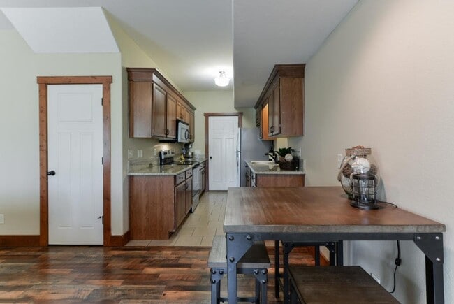 Building Photo - Beautiful 3 Bedroom 2.5 bathroom with garage parking Townhouse in Ozark, MO!