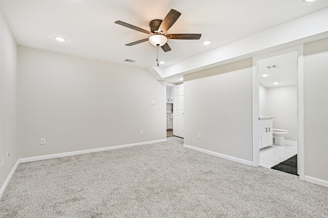 Building Photo - 611 Munger St