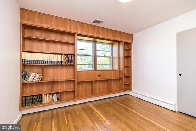 Building Photo - 932 Croton Rd