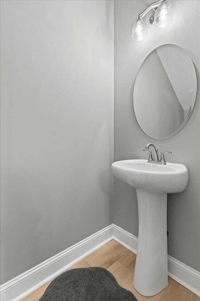 Building Photo - Fully Furnished and Move-In Ready - Flexib...