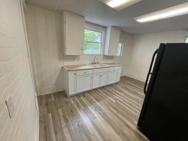 Building Photo - 359 E Bowman St