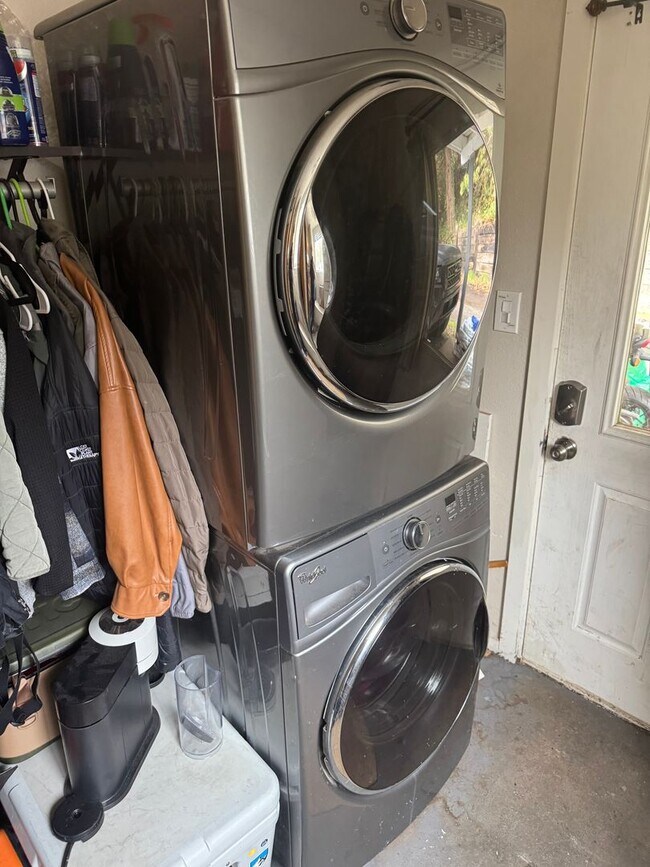 Building Photo - Great Single Level Home in Oakridge!