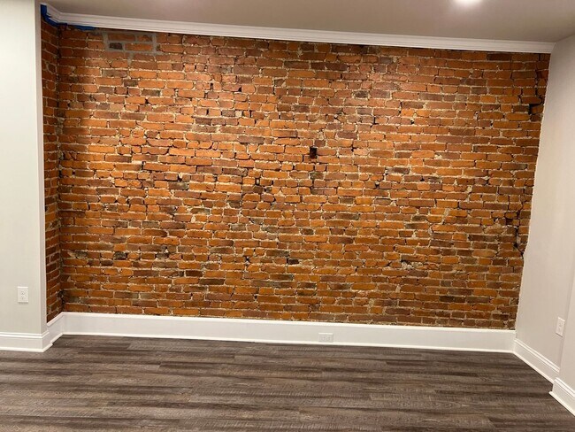 Building Photo - 708 Columbia Ave