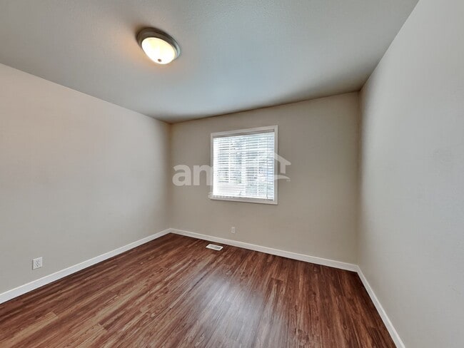 Building Photo - 257 S Delphinium Ave