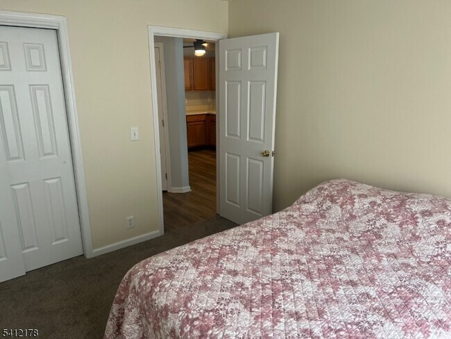 Building Photo - 263 Old Farm Dr