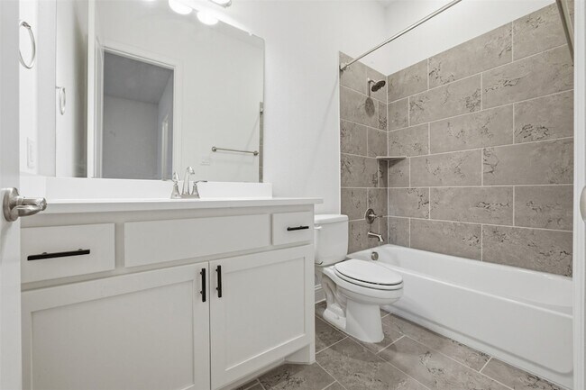 Building Photo - 208 Sequoia Dr