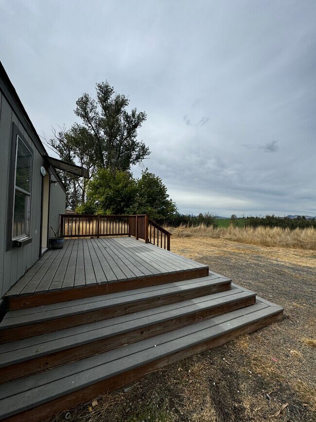 Building Photo - Pet Friendly 2bdrm, 2 bath home in the Cou...