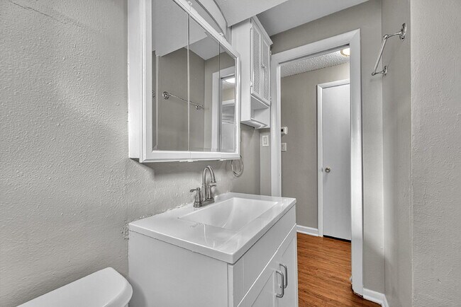 Building Photo - $1,395 — 2 bed, 1 bath renovated basement ...