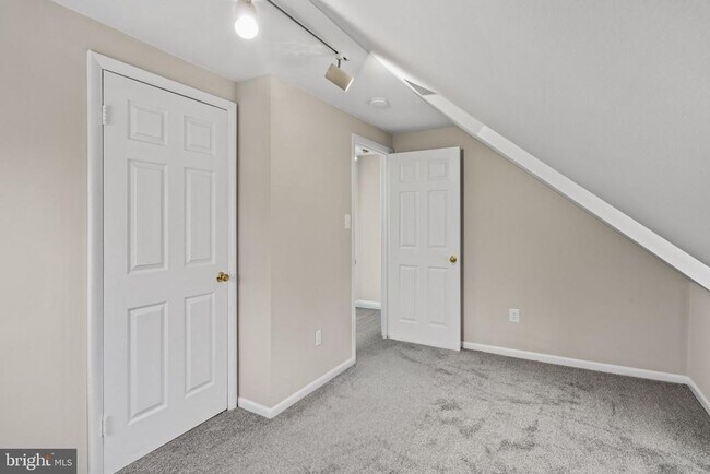 Building Photo - 716 E Railroad Ave