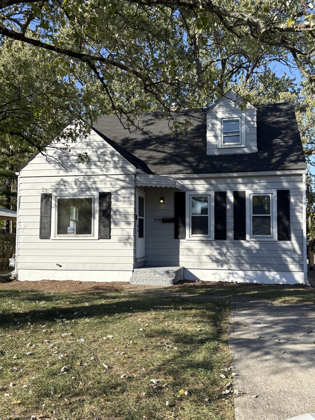 Building Photo - 2504 Vendome Dr S