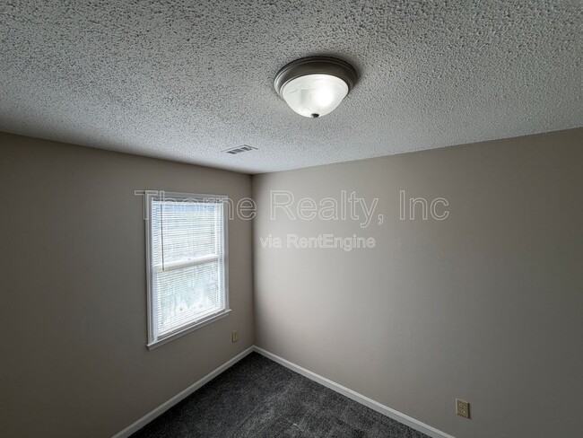 Building Photo - 402 Holly Ct