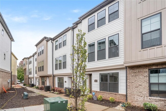 Building Photo - 1622 Nandina Cors Aly