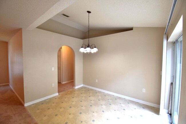 Building Photo - COMING SOON~ Spacious 3 bedroom 2 bath wit...