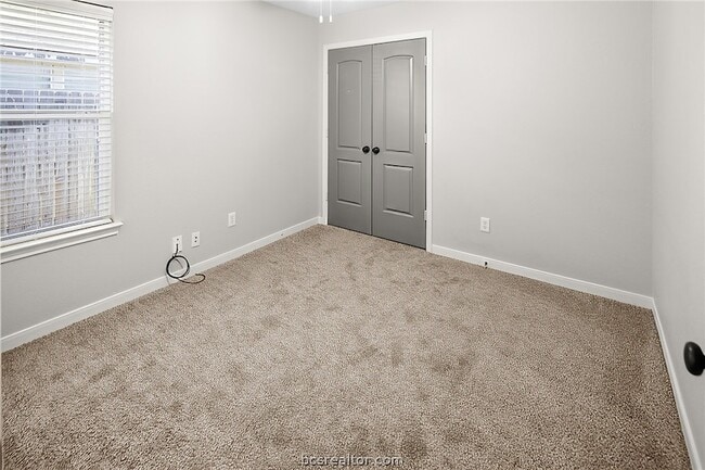 Building Photo - 916 Crested Point Dr