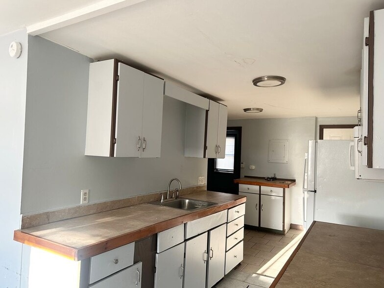 Building Photo - 61 School St