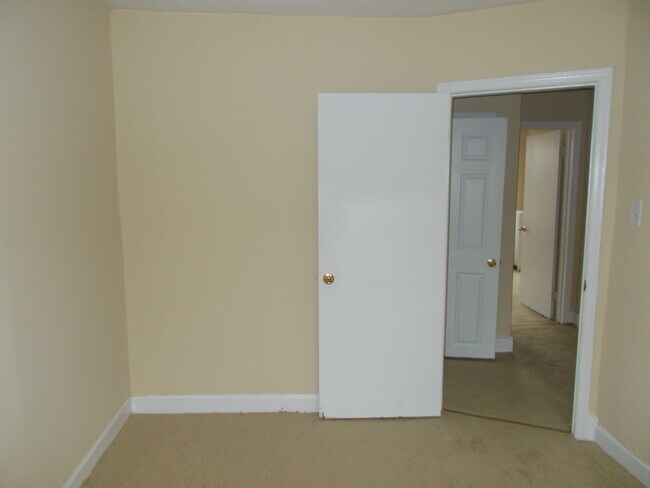 Building Photo - 827 E Patapsco Ave