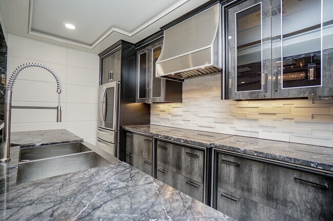 Building Photo - 5711 Sugar Hill Dr