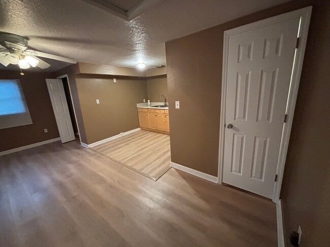 Building Photo - 10 Flamevine Ln