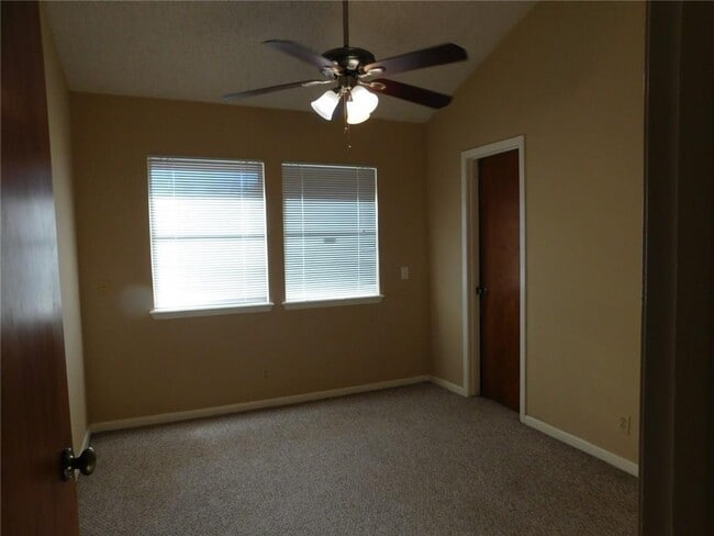 Building Photo - 2725 Santa Fe Unit B - 2/Bed 2.5/Bath - $1300/month