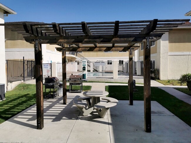 Building Photo - Beautiful 2 Bed / 1.5 Bath Two-Story Condo...