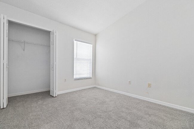 Building Photo - "Charming 3-Bed Townhouse with Granite Elegance in Ruskin - 1366 Sq Ft of Comfort!"