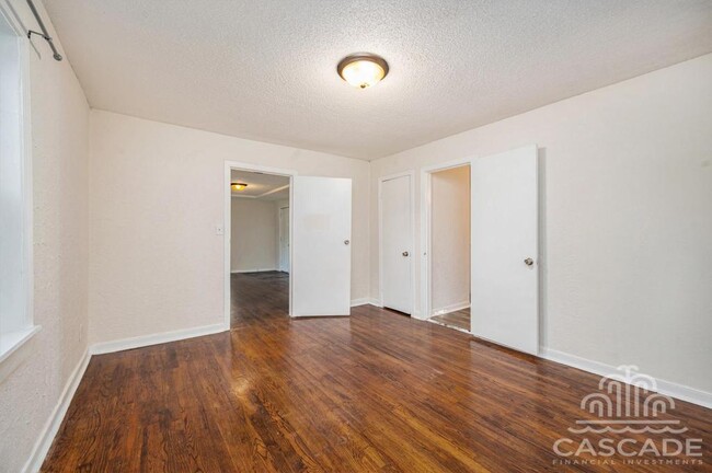 Building Photo - 707 N Forest Ave