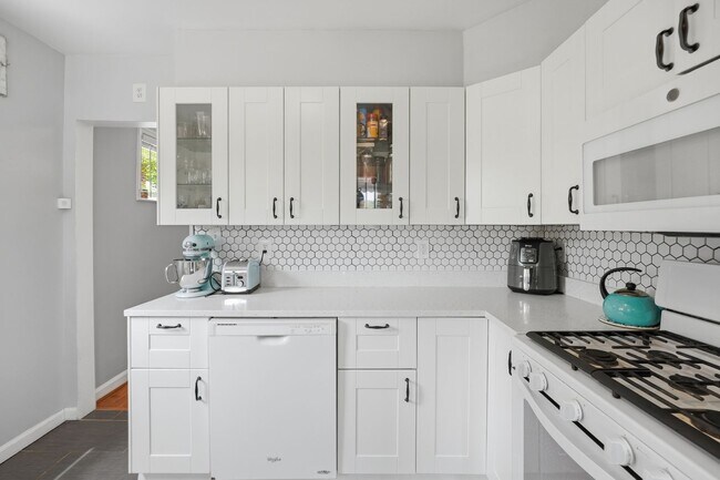 Building Photo - Michigan Park Townhome | 4 Bed | 2.5 Bath | 1,700 Sf | Fenced-in Front & Backyard w/ Deck