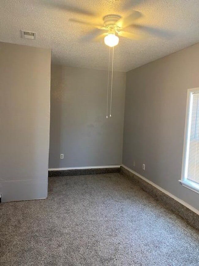 Building Photo - Great rental now available near Texas Tech University and UMC.