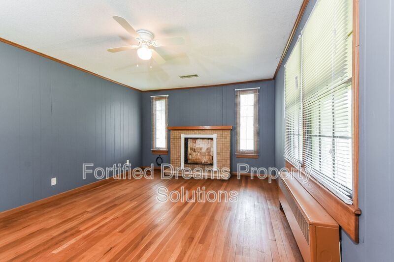 Building Photo - 633 S Greensboro St